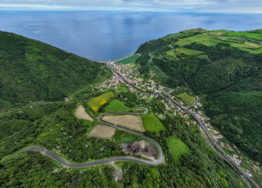 Portekiz 'in Azores, Sao Miguel Adası' nda yer alan Portekizli bir bakış açısı olan Miradouro da Ermida de Nossa Senhora de Lourdes 'ten Faial da Terra Köyü manzarası.