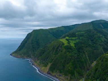 Miradouro da Ponta do Sossego 'dan güzel sahil manzarası. Portekiz, Azores takımadalarında Sao Miguel Adası' na yüksek bir bakış açısı..