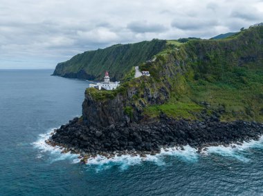 Farol do Arnel, Azores, Sao Miguel Adası 'ndaki zarif bir deniz feneridir. Denizcilere ışık saçan varlığıyla ve denizcilik geçmişiyle rehberlik eder.