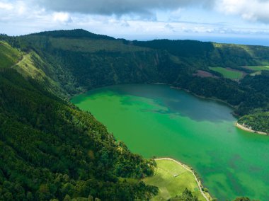 Dağ manzara hiking trail ve görünümü güzel göller ile Ponta Delgada, Sao Miguel Island, Azores, Portekiz