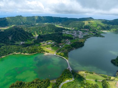 Dağ manzara hiking trail ve görünümü güzel göller ile Ponta Delgada, Sao Miguel Island, Azores, Portekiz