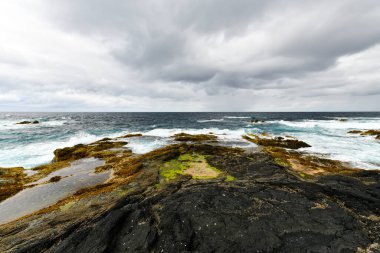 Sao Miguel 'de Ilheos dos Mosteiros boyunca deniz manzarası, Azores.