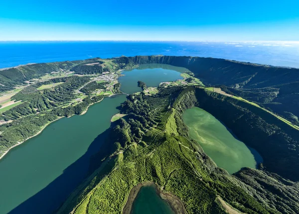 ポルトガルのアゾレス諸島のサンミゲル島のセテ シダデス湖の上のミラドーロ ビスタ レイ展望台からの眺め — ストック写真