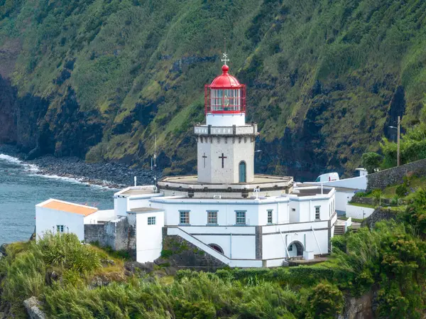法罗多阿奈尔是位于亚速尔圣米格尔岛上的一座优雅的灯塔 以其光辉的外观和航海历史指导着海员 免版税图库照片
