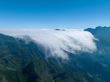 Madeira adasının doğa manzarası. Serra d 'Agua vadisi ve güzel dağları ve terasları olan köy..