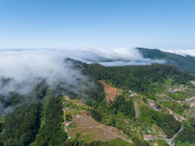 Portekiz, Madeira 'daki Santa da Serrra üzerinden gelen bulutların hava görüntüsü..