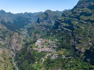 Portekiz 'in Madeira adasındaki Nuns Vadisi' nden geçen Curral das Freiras..