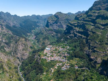 Portekiz 'in Madeira adasındaki Nuns Vadisi' nden geçen Curral das Freiras..