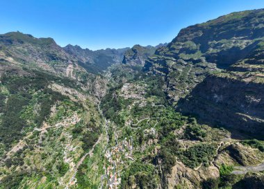 Portekiz 'in Madeira adasındaki Nuns Vadisi' nden geçen Curral das Freiras..