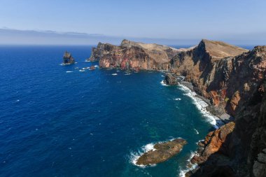 Miradouro da Ponta do Rosto ve Madeira, Portekiz 'deki uçurumlar.