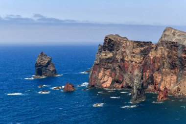 Portekiz 'in Madeira adasının en doğusundaki Point of Saint Lawrence (Ponta de Sao Lourenco) manzarası.