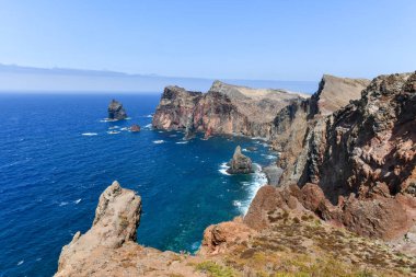Miradouro da Ponta do Rosto ve Madeira, Portekiz 'deki uçurumlar.