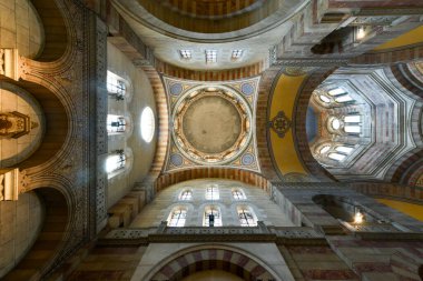 Marsilya, Fransa - 13 Temmuz 2022: Fransa 'nın Marsilya kentindeki ana kiliselerden ve yerel simgelerden biri olan Katedral de la Major.