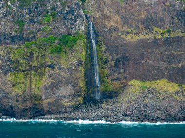 Kuzey kıyısındaki Seixal köyü ile şelale ve manzara, Madeira Adası, Portekiz