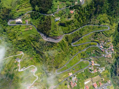 Volkanik lav yüzme havuzları olan Porto Moniz 'in havadan görünüşü, Madeira.Atlantik okyanusu tarafından lav oluşumlarında oluşan tuzlu su doğal havuzları..