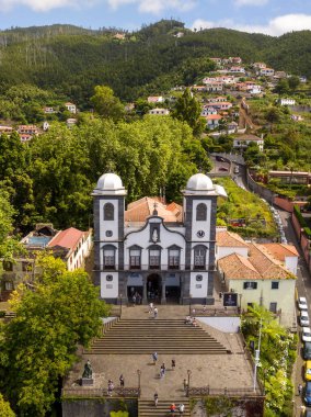 Funchal, Portekiz - 6 Temmuz 2022: Portekiz 'in Funchal şehrinde yaz mevsiminde Monte Kilisesi' nin havadan görünüşü.