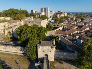 Bir zamanlar Fransa 'nın Avignon kentindeki Avrupa' nın en büyük ve en önemli ortaçağ Gotik binalarından biri olan Papalar Sarayı 'nın havadan görünüşü..