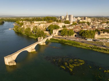 Pont Saint Benezet köprüsü ve Avignon 'daki Rhone nehri panoramik manzarası. Avignon, Fransa 'nın güneyinde, Rhone nehrinde bir şehirdir..