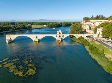 Pont Saint Benezet köprüsü ve Avignon 'daki Rhone nehri panoramik manzarası. Avignon, Fransa 'nın güneyinde, Rhone nehrinde bir şehirdir..