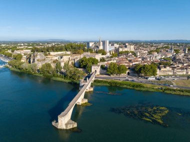 Pont Saint Benezet köprüsü ve Avignon 'daki Rhone nehri panoramik manzarası. Avignon, Fransa 'nın güneyinde, Rhone nehrinde bir şehirdir..