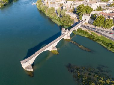 Pont Saint Benezet köprüsü ve Avignon 'daki Rhone nehri panoramik manzarası. Avignon, Fransa 'nın güneyinde, Rhone nehrinde bir şehirdir..