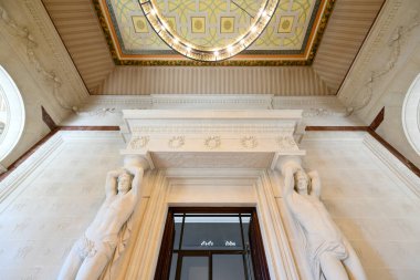 Marsilya, Fransa - 14 Temmuz 2022: Palais Longchamp Fransa 'da Güzel Sanatlar Müzesi ve Doğa Tarihi Müzesi' ne ev sahipliği yapıyor..