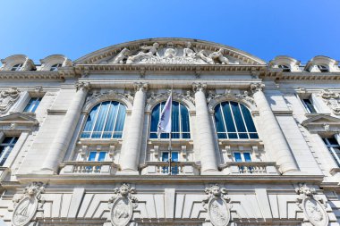 Marsilya, Fransa - 19 Temmuz 2022: Caisse d 'Epargne bankasının önü. Caisse d 'Epargne Bankası' nın Fransa 'ya yayılmış 4200 şubesi var..