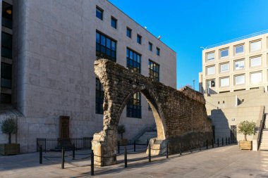 Fransa 'nın Marsilya bölgesindeki Bölgesel Konsey önünde Roma su kemerinin kalıntıları.