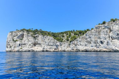 Calanque de Figuerolles, Fransa 'daki engebeli kayalıkların çerçevelediği rahat bir koy..