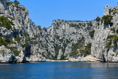 Calanque de Figuerolles, Fransa 'daki engebeli kayalıkların çerçevelediği rahat bir koy..
