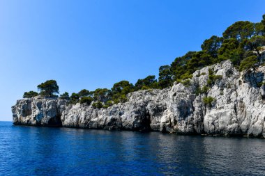 Calanque de Figuerolles, Fransa 'daki engebeli kayalıkların çerçevelediği rahat bir koy..