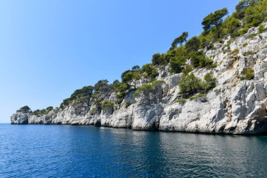 Calanque de Figuerolles, Fransa 'daki engebeli kayalıkların çerçevelediği rahat bir koy..