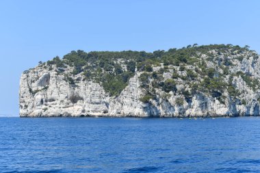 Calanque de Figuerolles, Fransa 'daki engebeli kayalıkların çerçevelediği rahat bir koy..