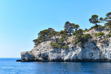 Calanque de Figuerolles, Fransa 'daki engebeli kayalıkların çerçevelediği rahat bir koy..