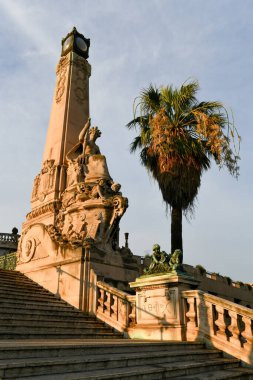 Gün batımında Fransa, Marsilya 'daki Saint-Charles İstasyonu Merdivenleri boyunca anıt.