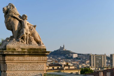 Gün batımında Fransa, Marsilya 'daki Saint-Charles İstasyonu Merdivenleri boyunca anıt.