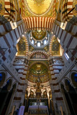 Marsilya, Fransa - 18 Temmuz 2022: Fransa 'nın Marsilya kentindeki Bizans mimari bazilikası Notre Dame de la Garde' nin İç Görünümü.
