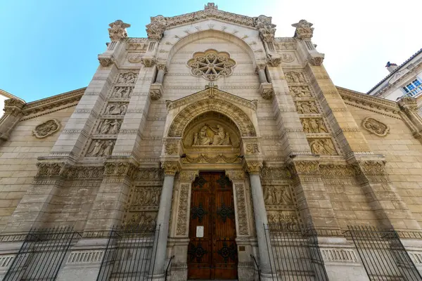 Marsilya, Fransa 'daki Aziz Lazarus Dominiklileri Manastırı' nın cephesi.