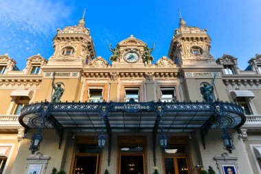 Monako - 23 Temmuz 2022 Monaco 'daki Monte Carlo Kumarhanesi cephesi.
