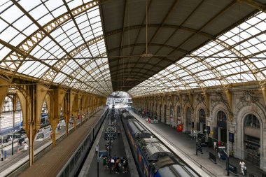 Nice, Fransa - 23 Temmuz 2022 Sahte çelik çatılı Nice-Ville tren istasyonu, Nice, Fransa.