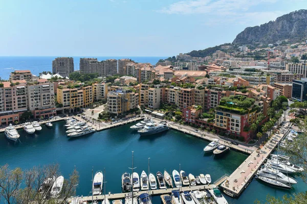 Monaco - 23 Temmuz 2022: Port Fontvieille, Fransız Riviera 'sı Cote d' Azur 'da yer alan, Fontvieille Limanı veya Fontvieille Limanı olarak da bilinir..