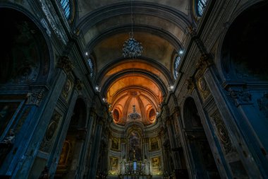Nice, Fransa - 26 Temmuz 2022: Eglise Saint Francois de Paule Kilisesi 'nin tarihi Vieille Ville Eski Kasabası' ndaki kilisesi.