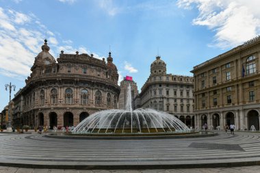 Cenova, İtalya - 29 Temmuz 2022: Cenova, İtalya 'daki Piazza De Ferrari ana meydanı.