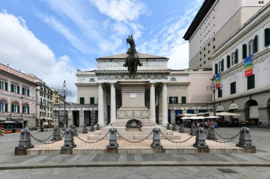Cenova, İtalya - 29 Temmuz 2022: Carlo Felice tiyatrosu, İtalya 'nın Cenova şehrinin opera binası ve Giuseppe Garibaldi heykeli.