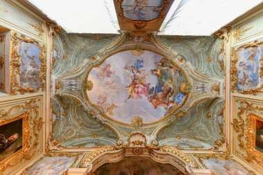 Cenova, İtalya - 30 Temmuz 2022: The Palazzo Brignole Sale veya Rosso Palace, İtalya 'nın Cenova kenti Via Garibaldi' de bulunan bir ev müzesi..