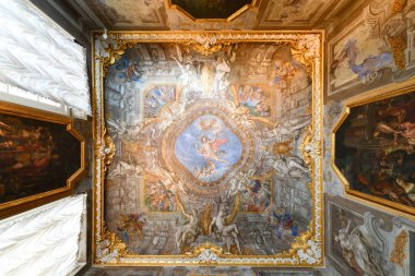 Cenova, İtalya - 30 Temmuz 2022: The Palazzo Brignole Sale veya Rosso Palace, İtalya 'nın Cenova kenti Via Garibaldi' de bulunan bir ev müzesi..