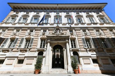 Cenova, İtalya - 29 Temmuz 2022: Cenova, İtalya 'daki Via Garibaldi' de bulunan Palazzo Doria Tursi (Municipio) heykelleri ve arması.