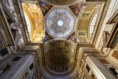 Cenova, İtalya - 30 Temmuz 2022: İtalya 'nın Cenova kentindeki Banchi Meydanı' nda Aziz Peter Kilisesi manzarası.