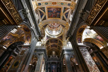 Cenova, İtalya - 30 Temmuz 2022: İtalya 'nın Cenova kentindeki İsa Kilisesi' nin (Chiesa del Gesu) manzarası.