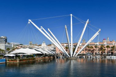 Cenova, İtalya - 31 Temmuz 2022: Porto Antico 'dan Cenova Körfezi manzarası. Renzo Piano Bigo panoramik kaldırma, Piazza delle Feste, Calata Mandraccio, Cenova Akvaryumu